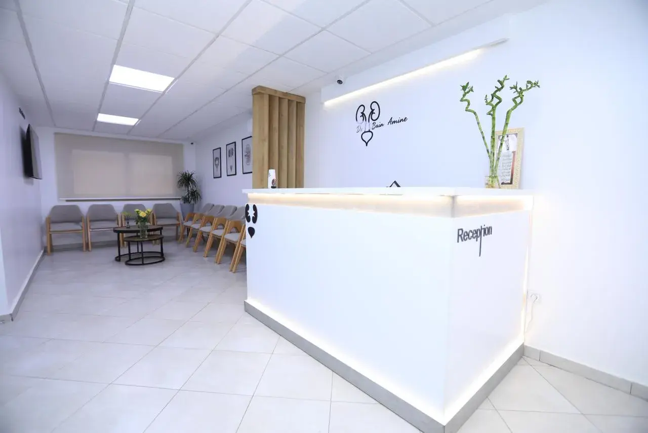 Réception lumineuse du cabinet du Dr Amine BAIN